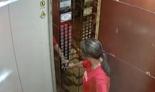 女子用脚按电梯按钮 女子用脚按电梯按钮